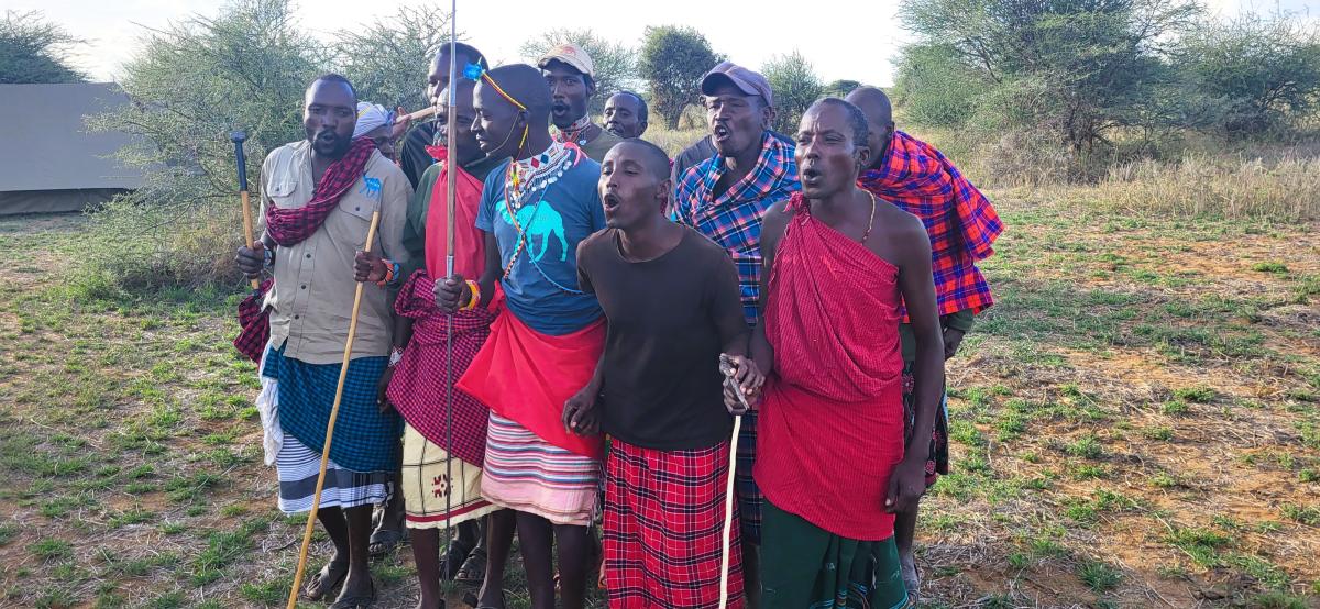 Laikipia-masaiene synger og danser
