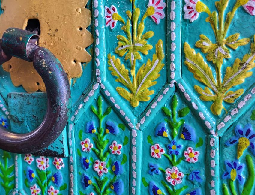 Detalj fra pappmasje-kunsten på Shah e Hamdan-moskeen i Srinagar