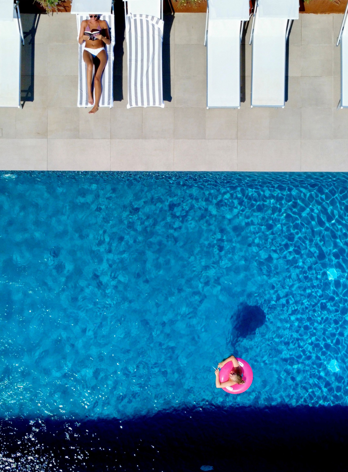 Bassenget fra "oven" - det er 12x6 meter og det er flust av solsenger  |    Foto:  Luca Maria Ivaldi 