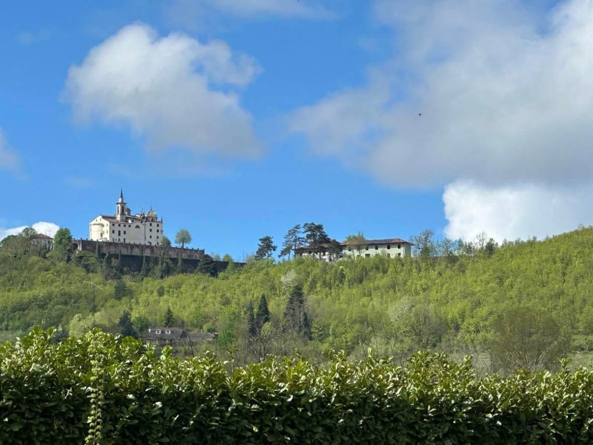 Utsikt til nærmeste kirke og landsby m/restaurant  |    Foto:  Cascina del Merlo 