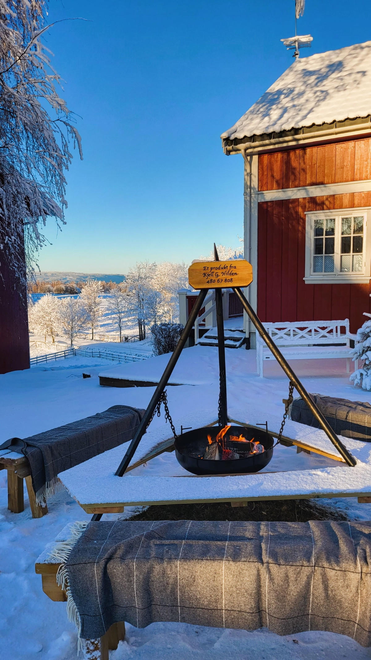 Rødstua Kafé og Landhandleri vegg-i-vegg med gjestgiveriet