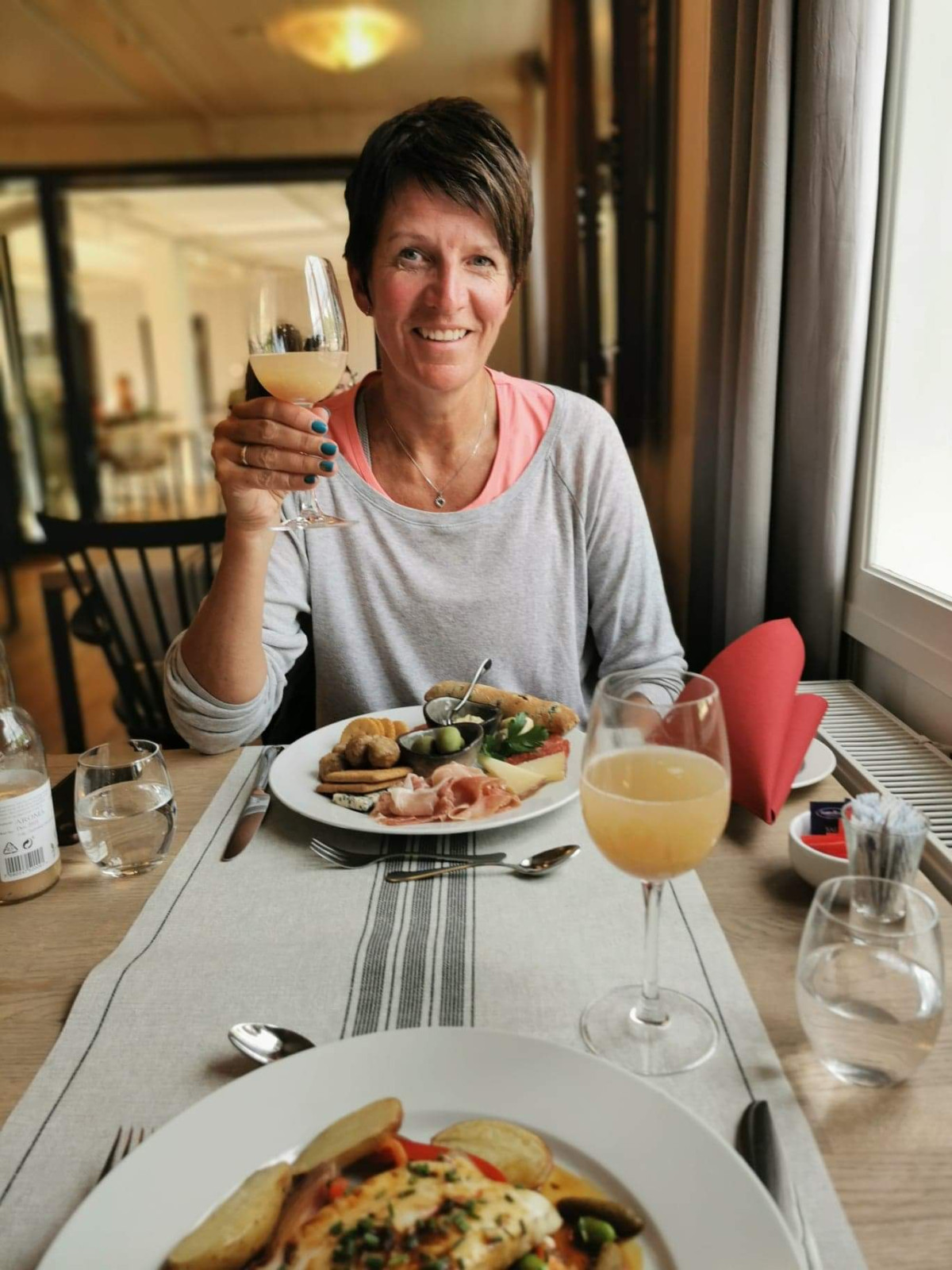 Fornøyd dame som spiser et av mange, mange måltider på Granavolden