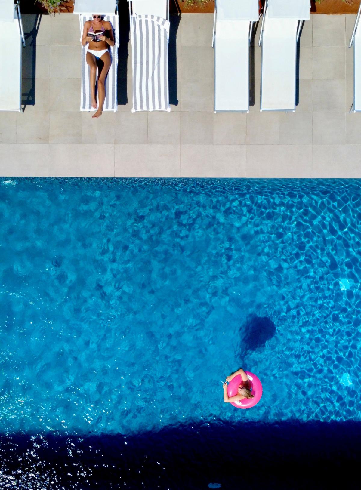 Bassenget fra "oven" - det er 12x6 meter og det er flust av solsenger  |    Foto:  Luca Maria Ivaldi 