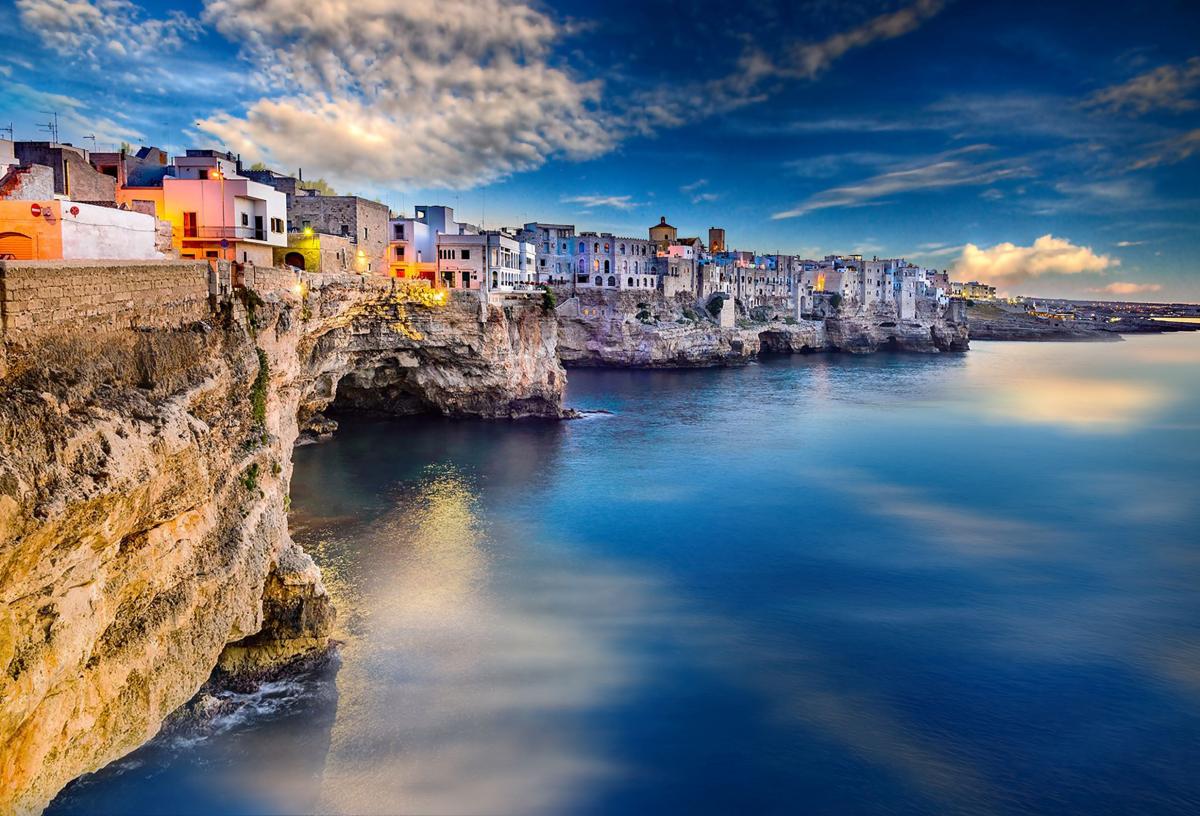 Polignano a Mare - den sjarmerende klippebyen ved Adriaterhavskysten   |    Foto:  Lerdwattanapaisan - Istock 