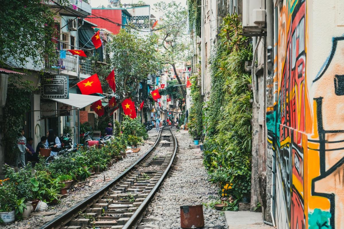 Train Street in Hanoi - Vietnam   |    Foto:  Silver Ringvee - Unsplash 