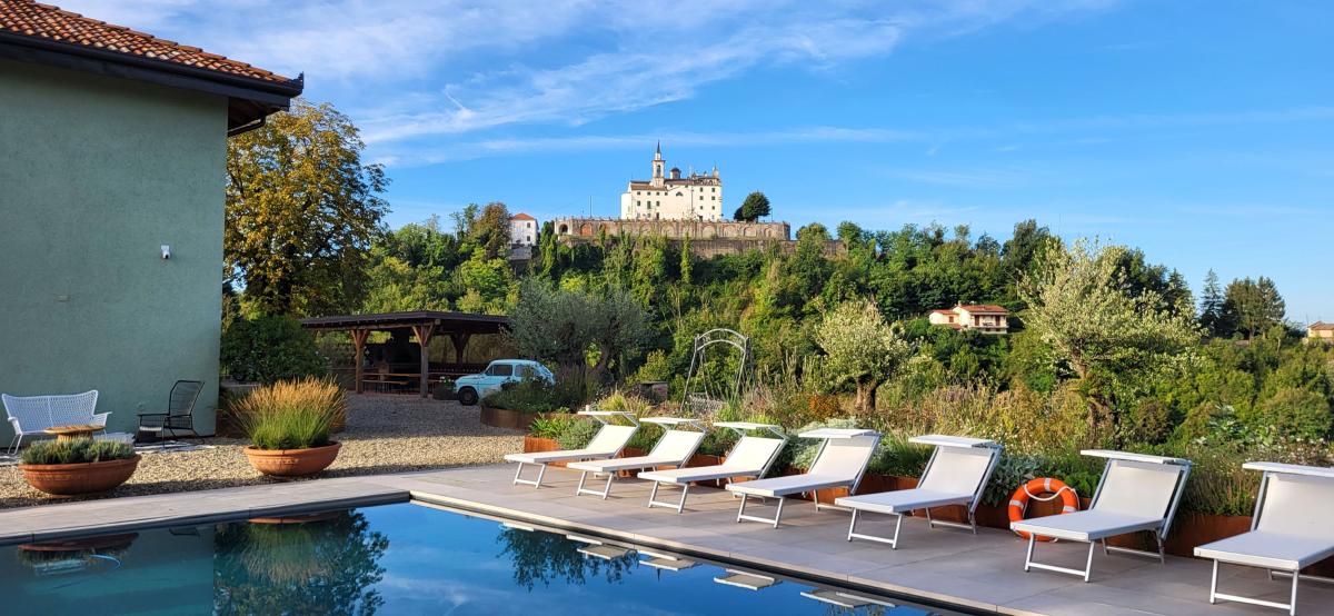 Utsikt fra bassenget opp til kirken og landsbyen noen hundre meter unna   |    Foto:  Wenche - La'mme 